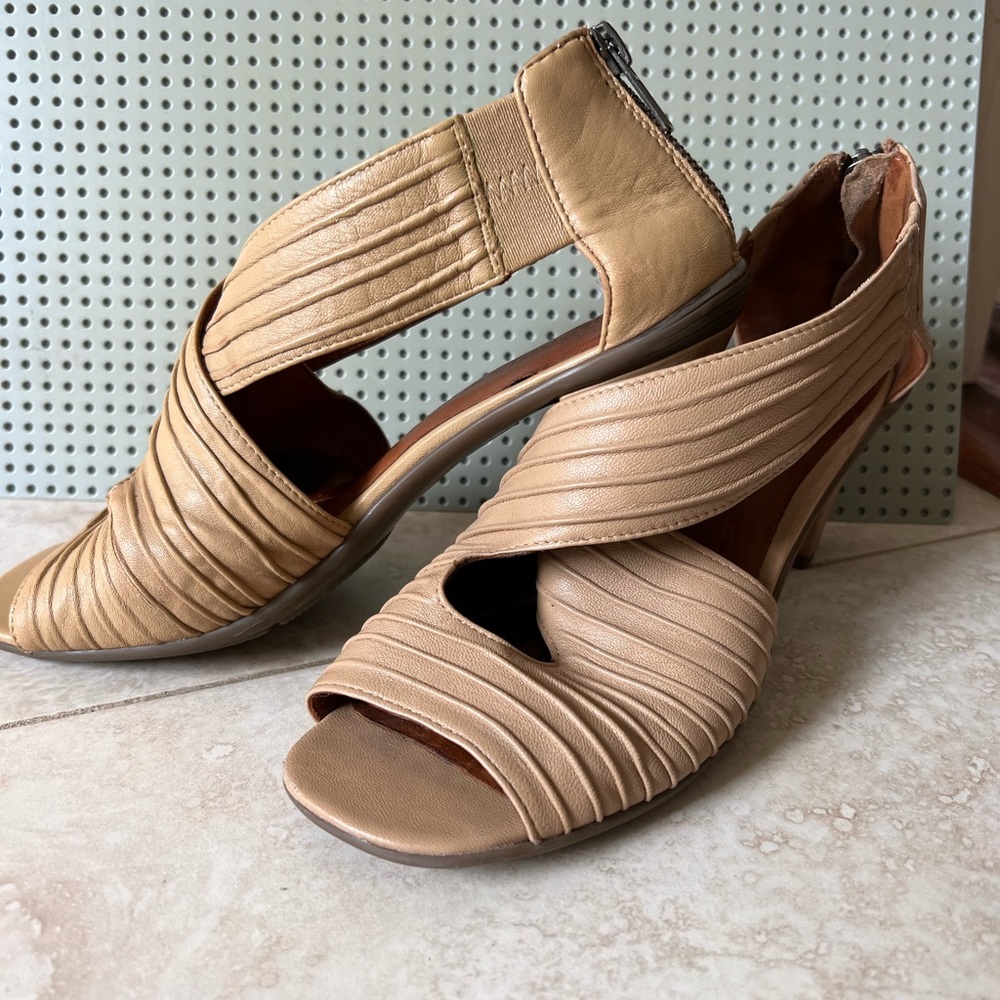 Gentle Souls Osaka Rama leather sandals cream/tan  size 7M 2 - 2 1/2” heels